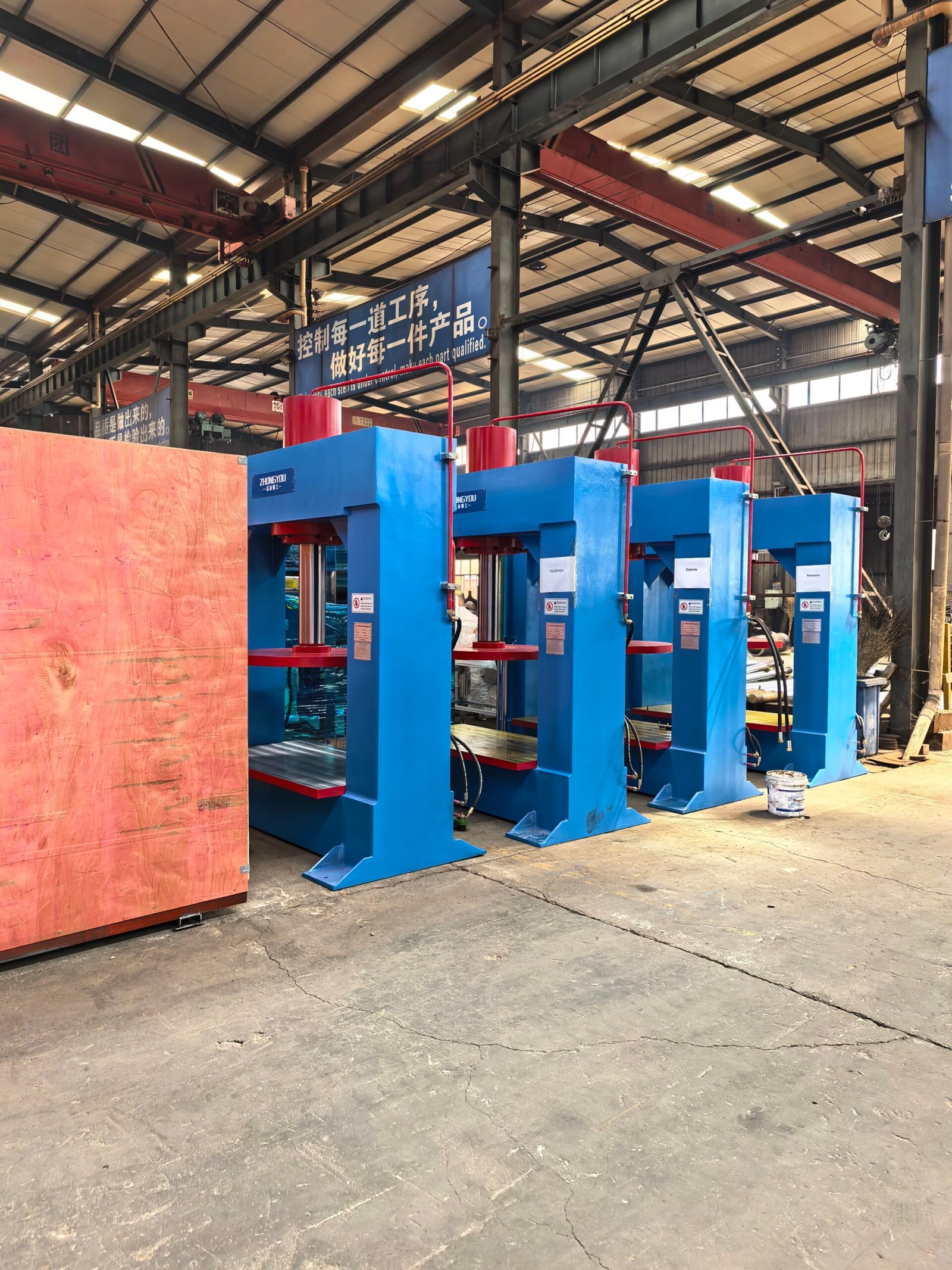 Zhongyou Heavy Industry Customizes 200-Ton Tire Press Machine with Lifting Arm for Overseas Clients